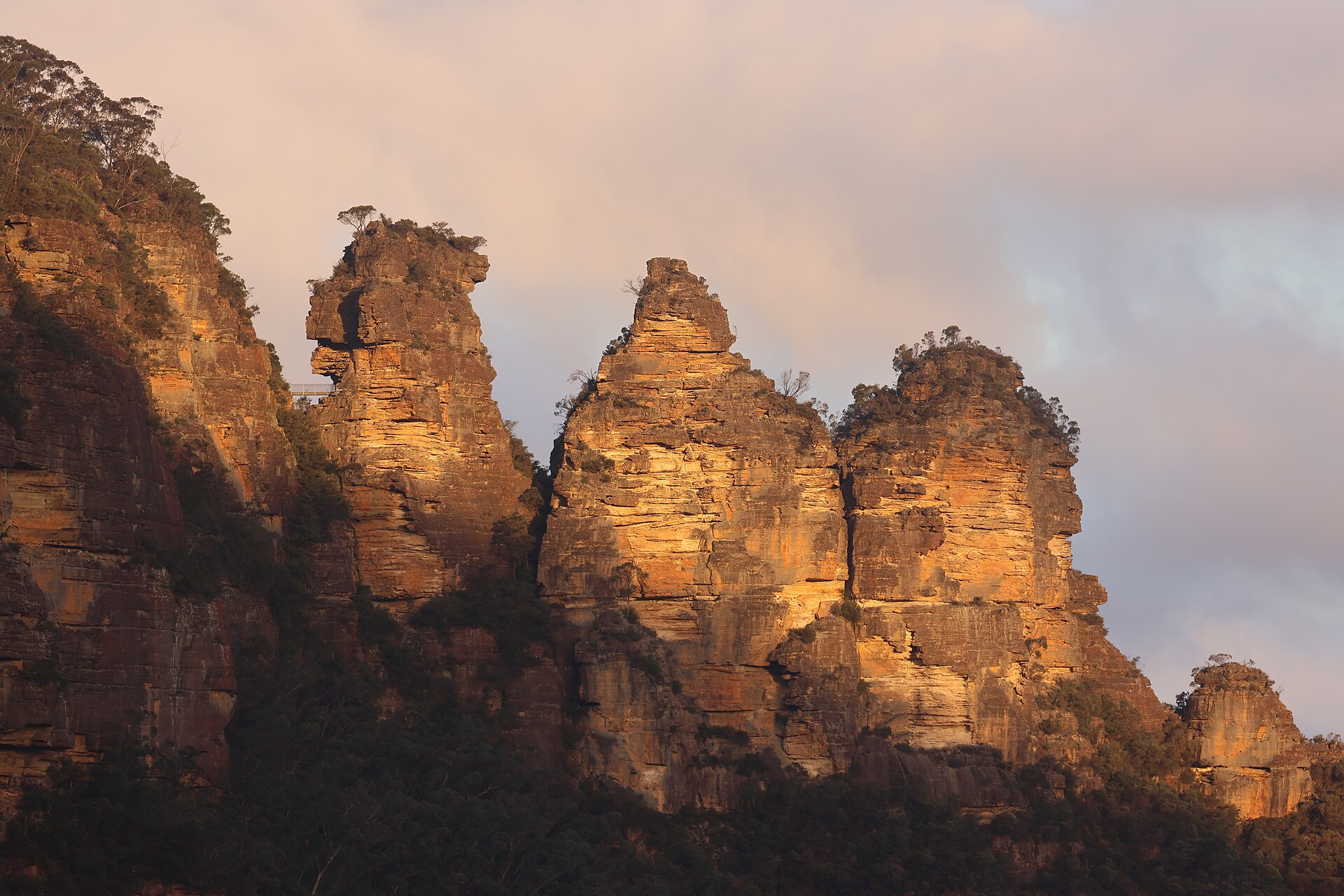 The Three Sisters rock formation seen from Echo Point, Katoomba